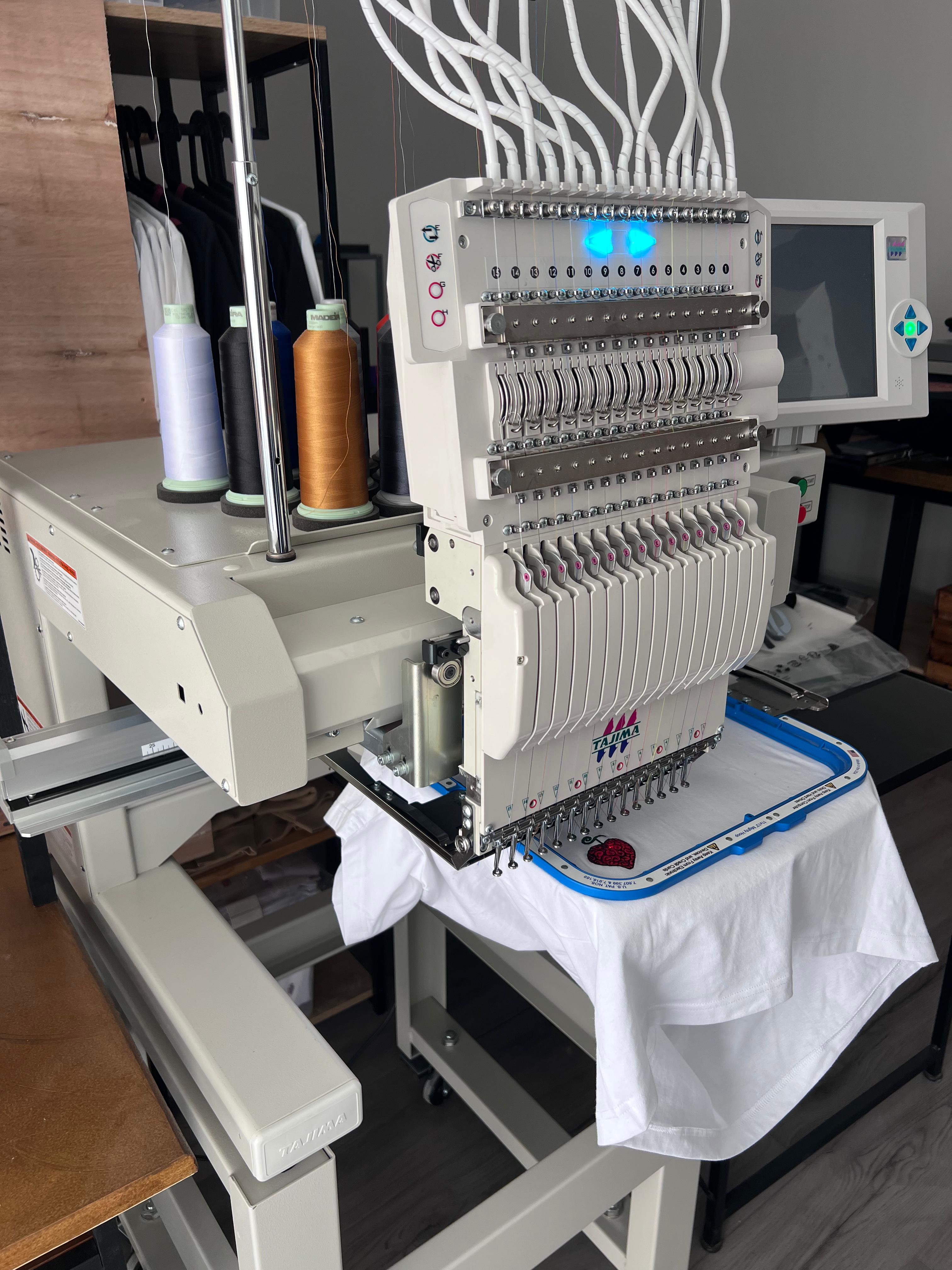 Broderie en cours dans l'atelier PROJO Custom