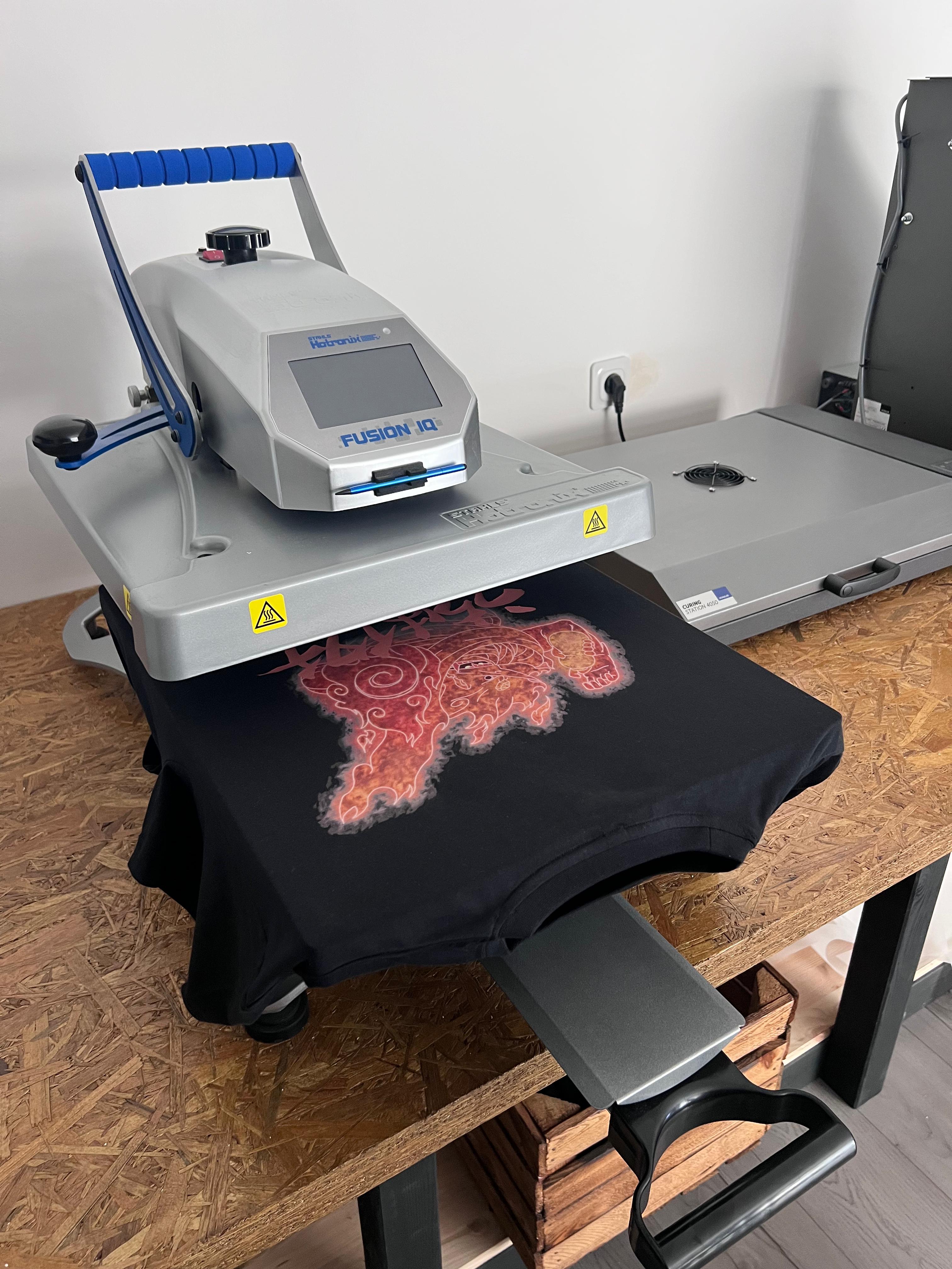 Atelier PROJO Custom — presse thermique DTF sur t-shirt